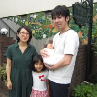 妊娠中は母親教室で他の妊婦さんと交流が出来たり、お灸や和食教室で学んだことを取り入れて過ごすことができました。　妊娠後期に早産の危険のため入院することになりましたが、何とか37週を迎え豊倉助産院でお産をすることが出来ました。　いつ本格的な陣痛が来るかとハラハラしましたが無事に助産院まで間に合いました。夏休み中だった長女にも立ち会ってもらえたことが嬉しかったです。　三姉妹、お姉ちゃんたちと一緒に楽しく健やかにみんなで成長していってほしいです。